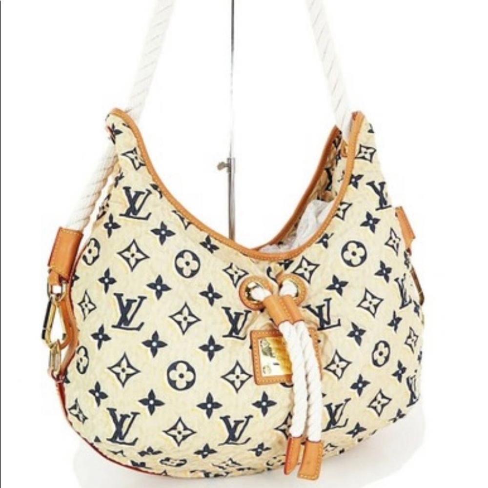 SOLD 🥳🥳🥳.  Authentic Louis Vuitton Bulles handbag